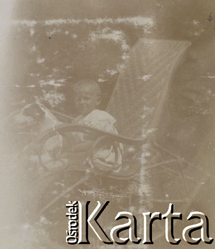 1900-1920, miejsce nieznane, Polska.
Dziecko w fotelu bujanym. Obok siedzi pies.
Fot. NN, kolekcja rodziny Walińskich, zbiory Fundacji Ośrodka KARTA