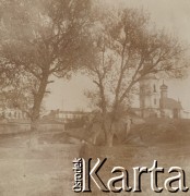 1900-1921, miejsce nieznane, Polska.
Kobieta. Stoi na trawie w pobliżu kościoła i innych budynków.
Fot. NN, kolekcja rodziny Walińskich, zbiory Fundacji Ośrodka KARTA