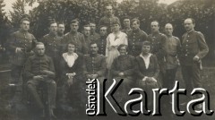1900-1921, miejsce nieznane, Polska.
Portret grupowy w parku. Trzy kobiety w towarzystwie żołnierzy.
Fot. NN, kolekcja rodziny Walińskich, zbiory Fundacji Ośrodka KARTA