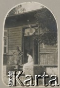 1900-1920, miejsce nieznane, Polska.
Pięlęgniarka i lekarz na schodach do gospody żołnierskiej.
Fot. NN, kolekcja rodziny Walińskich, zbiory Fundacji Ośrodka KARTA