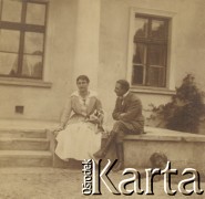 1900-1920, Sokola Góra, Polska.
Kobieta i mężczyzna. Siedzą na tarasie dworu. Kobieta trzyma jednego psa, drugi leży na ziemi.
Fot. NN, kolekcja rodziny Walińskich, zbiory Fundacji Ośrodka KARTA