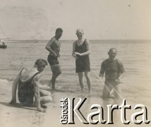1920-1930, miejsce nieznane.
Mężczyźni na plaży.
Fot. NN, kolekcja rodziny Walińskich, zbiory Fundacji Ośrodka KARTA
