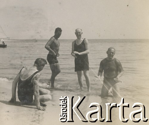 1920-1930, miejsce nieznane.
Mężczyźni na plaży.
Fot. NN, kolekcja rodziny Walińskich, zbiory Fundacji Ośrodka KARTA