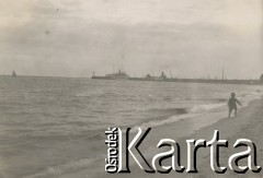 1920-1930, miejsce nieznane.
Plaża i morze. Plażą spaceruje dziecko. W oddali widać statki.
Fot. NN, kolekcja rodziny Walińskich, zbiory Fundacji Ośrodka KARTA