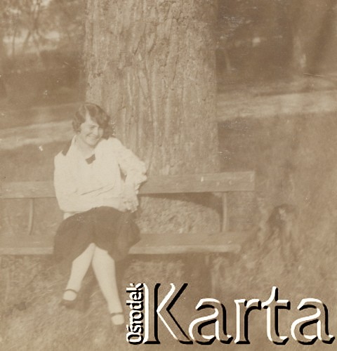 1920-1930, miejsce nieznane, Polska.
Kobieta w parku. Siedzi na ławce obok drzewa.
Fot. NN, kolekcja rodziny Walińskich, zbiory Fundacji Ośrodka KARTA