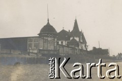 1920-1930, Hel, Polska.
Kurhaus (dom kuracyjny) w Helu. Widać plażę i budynek.
Fot. NN, kolekcja rodziny Walińskich, zbiory Fundacji Ośrodka KARTA