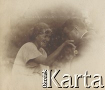 1920-1930, miejsce nieznane.
Para. Mężczyzna całuje kobietę w rękę.
Fot. NN, kolekcja rodziny Walińskich, zbiory Fundacji Ośrodka KARTA