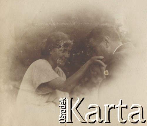 1920-1930, miejsce nieznane.
Para. Mężczyzna całuje kobietę w rękę.
Fot. NN, kolekcja rodziny Walińskich, zbiory Fundacji Ośrodka KARTA