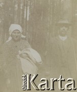 1920-1930, miejsce nieznane, Polska.
Kobieta i mężczyzna. W tle widać drzewa.
Fot. NN, kolekcja rodziny Walińskich, zbiory Fundacji Ośrodka KARTA