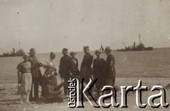 1920-1930, miejsce nieznane.
Portret grupowy na plaży. W tle statki na morzu.
Fot. NN, kolekcja rodziny Walińskich, zbiory Fundacji Ośrodka KARTA