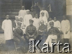 1920-1930, miejsce nieznane, Polska.
Pielęgniarki, żołnierze, pacjenci przed budynkiem.
Fot. NN, kolekcja rodziny Walińskich, zbiory Fundacji Ośrodka KARTA