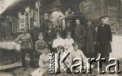 1920-1930, miejsce nieznane, Polska.
Żołnierze i pacjenci przed budynkiem.
Fot. NN, kolekcja rodziny Walińskich, zbiory Fundacji Ośrodka KARTA