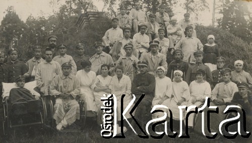 1920-1930, miejsce nieznane, Polska.
Pielęgniarki, pacjenci i żołnierze.
Fot. NN, kolekcja rodziny Walińskich, zbiory Fundacji Ośrodka KARTA