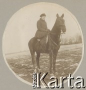1920-1930, miejsce nieznane, Polska.
Zofia Walińska. Siedzi na koniu.
Fot. NN, kolekcja rodziny Walińskich, zbiory Fundacji Ośrodka KARTA