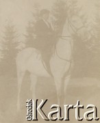 1920-1930, miejsce nieznane.
Zofia Walińska. Siedzi na koniu.
Fot. NN, kolekcja rodziny Walińskich, zbiory Fundacji Ośrodka KARTA