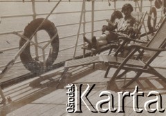 1920-1930, miejsce nieznane.
Kobieta na pokładzie statku. Lezy w leżaku
Fot. NN, kolekcja rodziny Walińskich, zbiory Fundacji Ośrodka KARTA