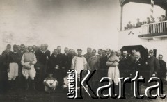1920-1930, miejsce nieznane, Polska.
Portret grupowy. Przed lub po wyścigach konnych.
Fot. NN, kolekcja rodziny Walińskich, zbiory Fundacji Ośrodka KARTA