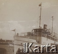 1920-1930, Gdańsk, Polska.
Statek zacuowany w porcie.
Fot. NN, kolekcja rodziny Walińskich, zbiory Fundacji Ośrodka KARTA