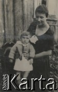 1920-1930, miejsce nieznane, Polska.
Kobieta z dzieckiem.
Fot. NN, kolekcja rodziny Walińskich, zbiory Fundacji Ośrodka KARTA