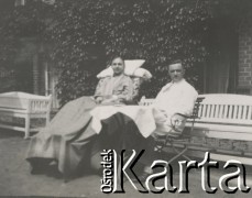 1920-1930, miejsce nieznane.
Kobieta i mężczyzna. Siedzą przed budynkiem przy stoliku.
Fot. NN, kolekcja rodziny Walińskich, zbiory Fundacji Ośrodka KARTA