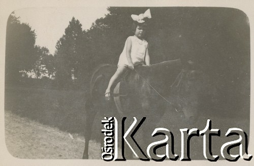 1920-1930, miejsce nieznane, Polska.
Dziewczynka na koniu. W tle łąka i drzewa.
Fot. NN, kolekcja rodziny Walińskich, zbiory Fundacji Ośrodka KARTA