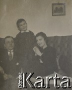 1920-1930, miejsce nieznane, Polska.
Kobieta i mężczyzna z dzieckiem. Siedzą na sofie.
Fot. NN, kolekcja rodziny Walińskich, zbiory Fundacji Ośrodka KARTA