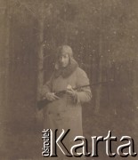 1920-1930, miejsce nieznane, Polska.
Mężczyzna ze strzelbą. W tle las.
Fot. NN, kolekcja rodziny Walińskich, zbiory Fundacji Ośrodka KARTA