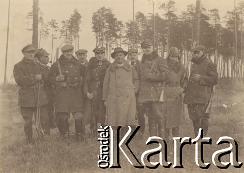 1920-1930, miejsce nieznane, Polska.
Polowanie. Portret grupowy mężczyzn.
Fot. NN, kolekcja rodziny Walińskich, zbiory Fundacji Ośrodka KARTA
