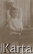 1920-1930, miejsce nieznane.
Chłopiec. Z tyłu siedzi kobieta.
Fot. NN, kolekcja rodziny Walińskich, zbiory Fundacji Ośrodka KARTA