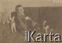 1930, miejsce nieznane.
Chłopiec. Siedzi na sofie z zabawkami.
Fot. NN, kolekcja rodziny Walińskich, zbiory Fundacji Ośrodka KARTA