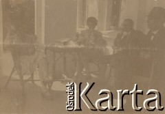 1930-1940, Sokola Góra, Polska.
Spotkanie na tarasie dworu. Kobiety i mężczyźni stoją przy stoliku.
Fot. NN, kolekcja rodziny Walińskich, zbiory Fundacji Ośrodka KARTA