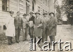 1930-1940, miejsce nieznane, Polska.
Mężczyźni. Stoją na ulicy obok budynku.
Fot. NN, kolekcja rodziny Walińskich, zbiory Fundacji Ośrodka KARTA