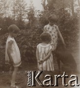 1930-1940, miejsce nieznane, Polska.
Dziewczynki z psem. W tle zarośla i drzewa.
Fot. NN, kolekcja rodziny Walińskich, zbiory Fundacji Ośrodka KARTA