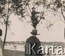 1930-1940, miejsce nieznane, Polska.
Mężczyzna na drzwie. Przyglądają mu się trzy osoby na pierwszym planie.
Fot. NN, kolekcja rodziny Walińskich, zbiory Fundacji Ośrodka KARTA