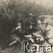 1930-1940, miejsce nieznane, Polska.
Przerwa w trasie. Piknik.
Fot. NN, kolekcja rodziny Walińskich, zbiory Fundacji Ośrodka KARTA