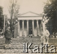 1930-1940, Puławy, Polska.
Kobieta i mężczyzna z dzieckiem. Stoją przed Kościołem Wniebowzięcia NMP.
Fot. NN, kolekcja rodziny Walińskich, zbiory Fundacji Ośrodka KARTA