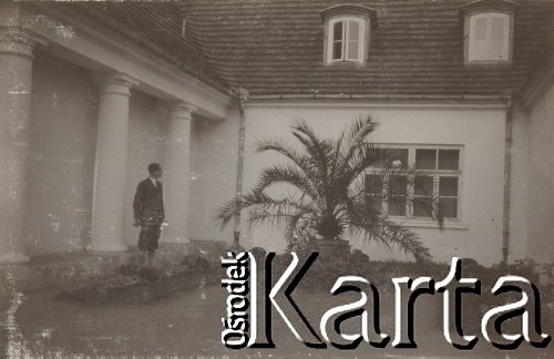 1930-1940, Jarantów, Polska.
Mężczyzna. Stoi na dziedzińcu przed dworem.
Fot. NN, kolekcja rodziny Walińskich, zbiory Fundacji Ośrodka KARTA