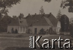 1930-1940, Jarantów, Polska.
Dwór.
Fot. NN, kolekcja rodziny Walińskich, zbiory Fundacji Ośrodka KARTA