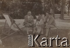 1930-1940, miejsce nieznane, Polska.
Spotkanie w ogrodzie.
Fot. NN, kolekcja rodziny Walińskich, zbiory Fundacji Ośrodka KARTA