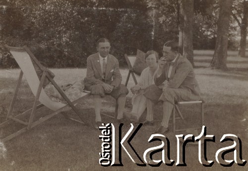 1930-1940, miejsce nieznane, Polska.
Spotkanie w ogrodzie.
Fot. NN, kolekcja rodziny Walińskich, zbiory Fundacji Ośrodka KARTA