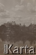 1930-1940, miejsce nieznane, Polska.
Staw. W oddali budynki.
Fot. NN, kolekcja rodziny Walińskich, zbiory Fundacji Ośrodka KARTA