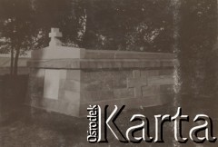 1930-1940, Wielgomłyny, Polska.
Cmentarz w Wielgomłynach. Grobowiec rodziny Walińskich.
Fot. NN, kolekcja rodziny Walińskich, zbiory Fundacji Ośrodka KARTA
