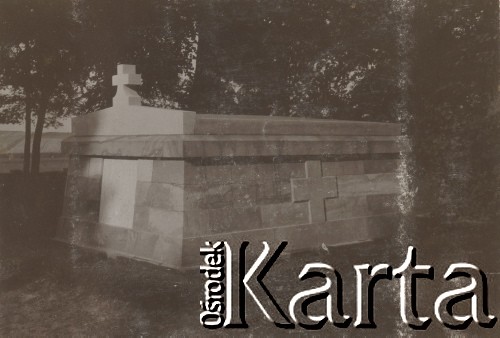 1930-1940, Wielgomłyny, Polska.
Cmentarz w Wielgomłynach. Grobowiec rodziny Walińskich.
Fot. NN, kolekcja rodziny Walińskich, zbiory Fundacji Ośrodka KARTA