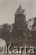 1930-1940, miejsce nieznane, Polska.
Dzieci za ogrodzeniem terenu kościoła.
Fot. NN, kolekcja rodziny Walińskich, zbiory Fundacji Ośrodka KARTA