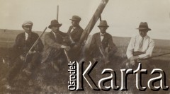 1930-1940, miejsce nieznane, Polska.
Przerwa podczas polowania.
Fot. NN, kolekcja rodziny Walińskich, zbiory Fundacji Ośrodka KARTA