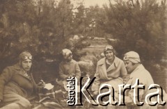 1930-1940, miejsce nieznane, Polska.
Przerwa w trasie. Piknik.
Fot. NN, kolekcja rodziny Walińskich, zbiory Fundacji Ośrodka KARTA