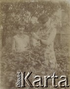 1930-1940, miejsce nieznane, Polska.
Kobiety w ogrodzie.
Fot. NN, kolekcja rodziny Walińskich, zbiory Fundacji Ośrodka KARTA
