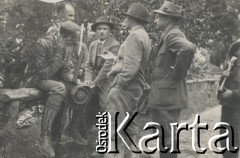 1930-1940, miejsce nieznane, Polska.
Przerwa w polowaniu.
Fot. NN, kolekcja rodziny Walińskich, zbiory Fundacji Ośrodka KARTA