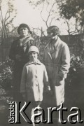1930-1940, miejsce nieznane, Polska.
Dwie kobiety i dziewczynka w ogrodzie.
Fot. NN, kolekcja rodziny Walińskich, zbiory Fundacji Ośrodka KARTA