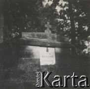 1930-1940, Wielgomłyny, Polska.
Grobowiec rodzinny rodziny Walińskich.
Fot. NN, kolekcja rodziny Walińskich, zbiory Fundacji Ośrodka KARTA